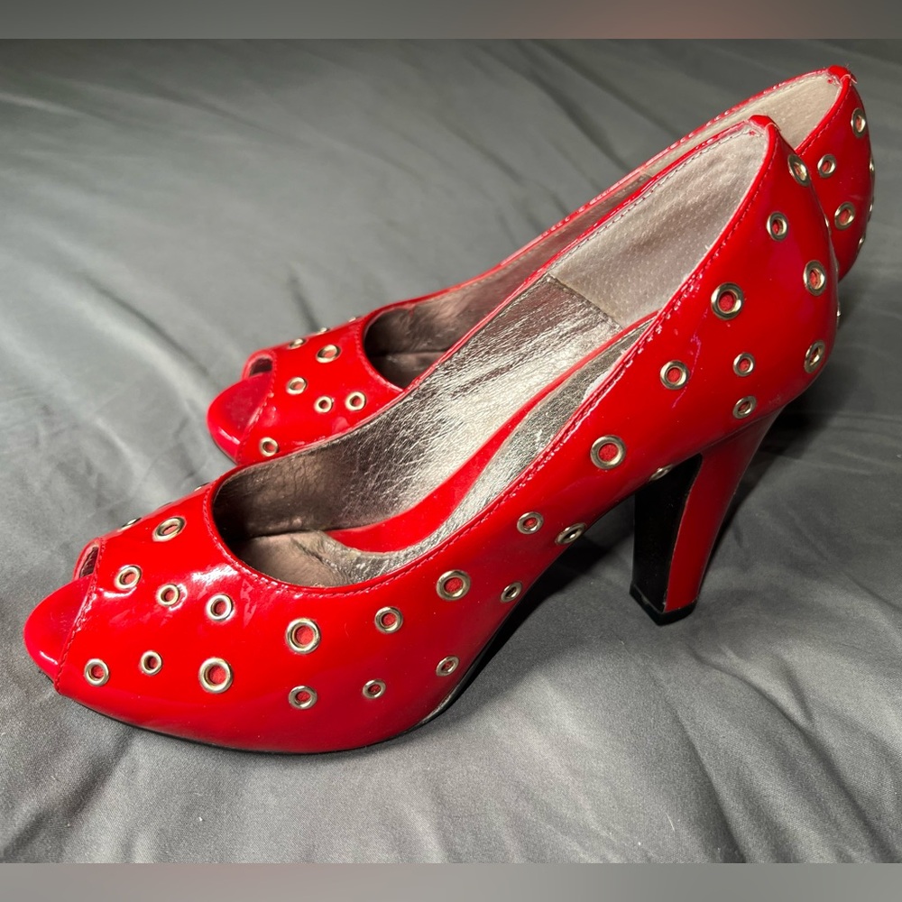 Sofft Red Patent Leather Peep Toe Pumps with Gold Grommets 9 M